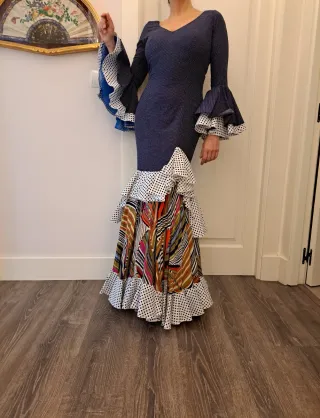 Traje de Flamenca color azul, volante multicolor