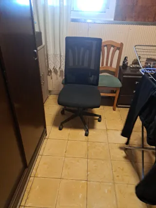 Silla de oficina negra