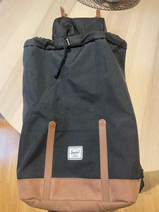Mochila Herschel Negra y Marrón.
