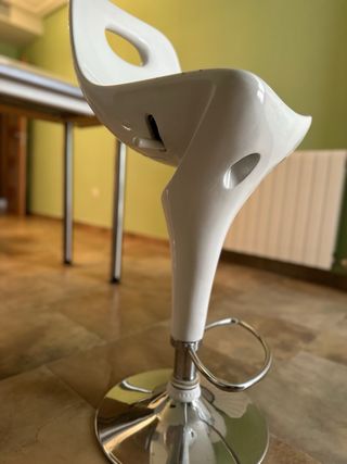 Sillas altas regulables plateadas y blancas