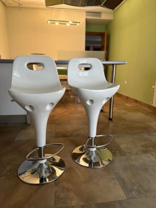 Sillas altas regulables plateadas y blancas