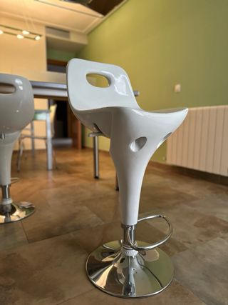 Sillas altas regulables plateadas y blancas