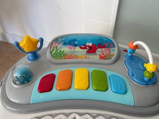Andador infantil y mesa para comer 2x1