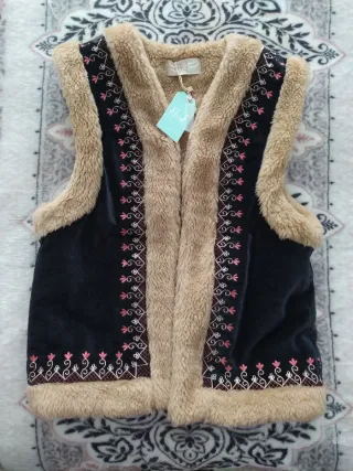 Chaleco pelo bordado Nüd by Nekane T.S etiqueta