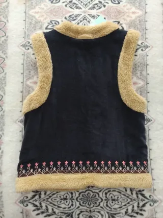 Chaleco pelo bordado Nüd by Nekane T.S etiqueta