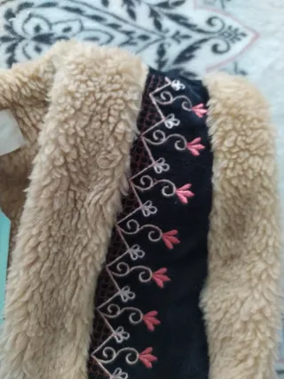 Chaleco pelo bordado Nüd by Nekane T.S etiqueta