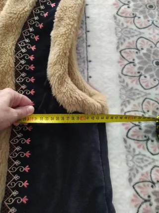 Chaleco pelo bordado Nüd by Nekane T.S etiqueta