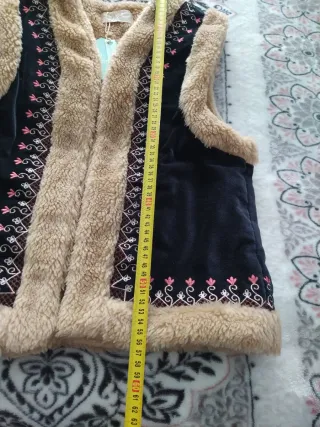 Chaleco pelo bordado Nüd by Nekane T.S etiqueta