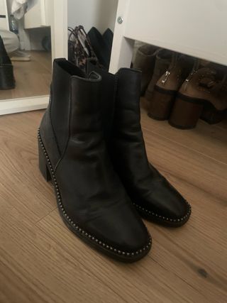 Botas negras con tachuelas