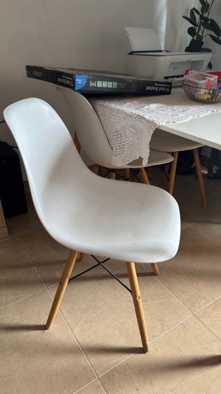 Mesa de comedor blanca con sillas