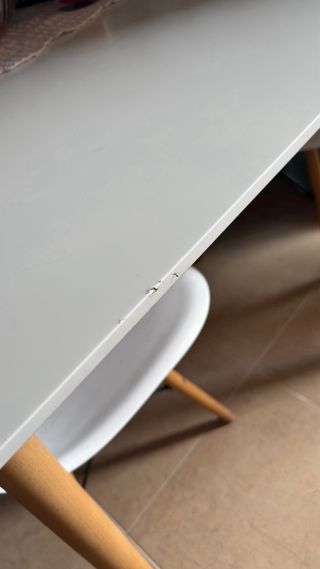 Mesa de comedor blanca con sillas