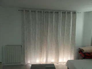 Cortinas beige y blancas con estampado