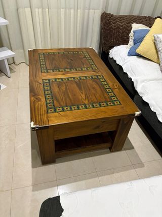 Mesa de centro madera maciza con grabados pintados