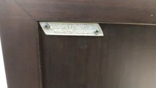 Mesa de entrada de madera oscura