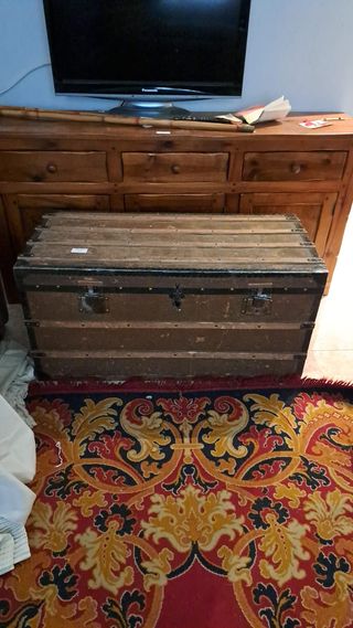 Baúl antiguo de madera y metal