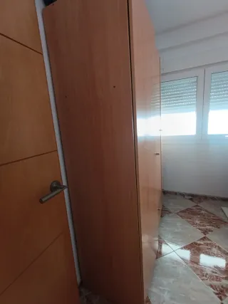 Armario de madera color marrón