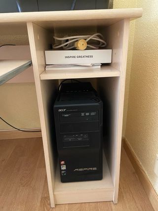 Mesa de oficina beige y negra