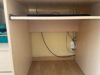 Mesa de oficina beige y negra