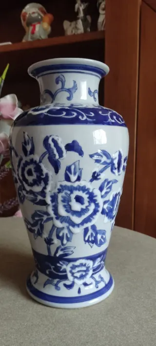 Jarrón de cerámica azul y blanco