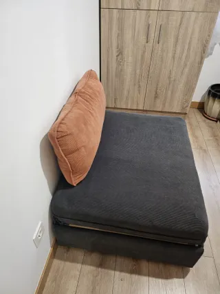 Puf convertible en cama gris y marrón con cojín