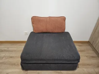 Puf convertible en cama gris y marrón con cojín