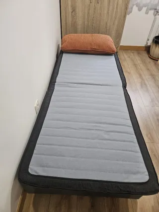 Puf convertible en cama gris y marrón con cojín