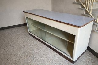 Bancone vintage per negozio con vetrine