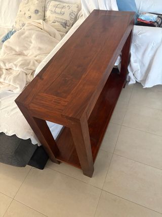 Mesa auxiliar de madera oscura