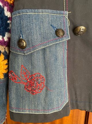 Chaqueta de chica con mangas de crochet; original