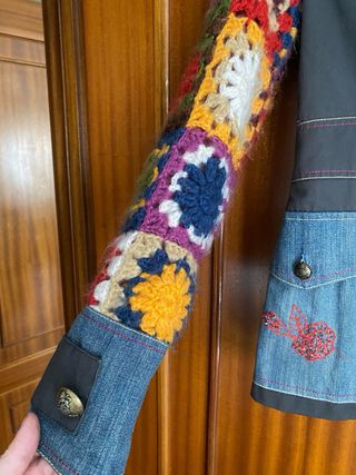 Chaqueta de chica con mangas de crochet; original