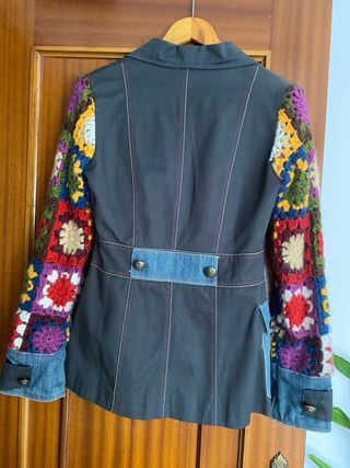 Chaqueta de chica con mangas de crochet; original