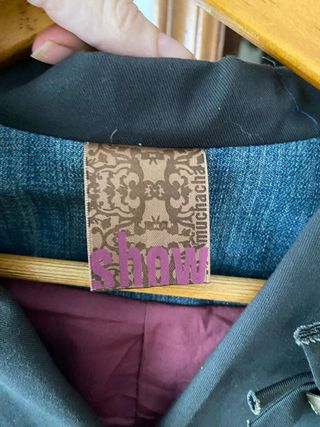 Chaqueta de chica con mangas de crochet; original