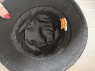 Sombrero negro con lazo