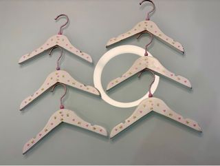 Previosas perchas  de madera para niña