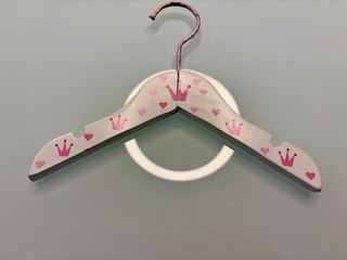 Previosas perchas  de madera para niña