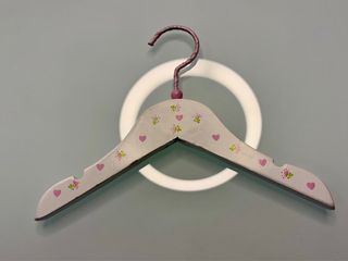 Previosas perchas  de madera para niña