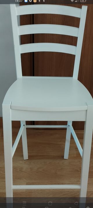 Silla de madera blancas.