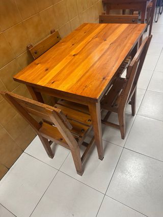 Mesa y sillas de madera