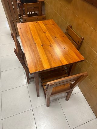 Mesa y sillas de madera