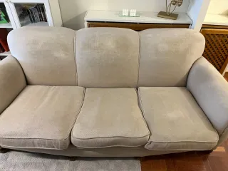 Sofá antiguo para restaurar. Se vende con funda.