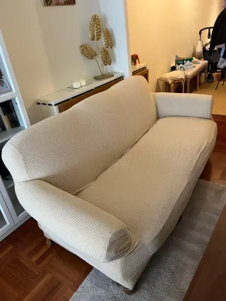 Sofá antiguo para restaurar. Se vende con funda.