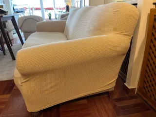 Sofá antiguo para restaurar. Se vende con funda.