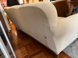 Sofá antiguo para restaurar. Se vende con funda.