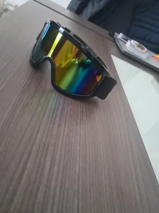 Gafas de moto negras y moradas