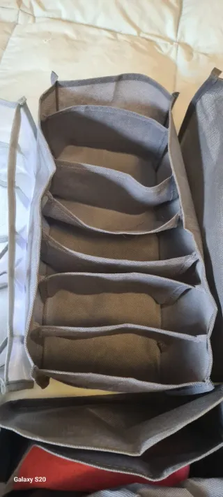 Organizador de tela gris y blanco