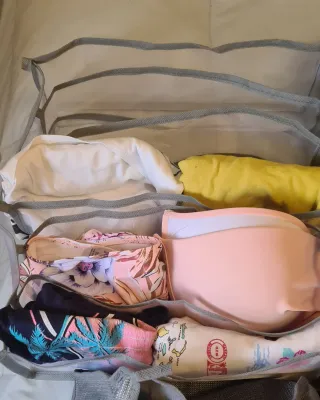 Organizador de tela gris y blanco