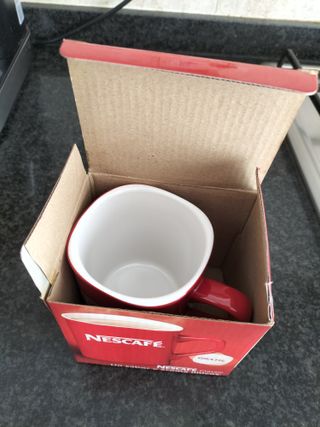 Taza Nescafé Roja con Caja