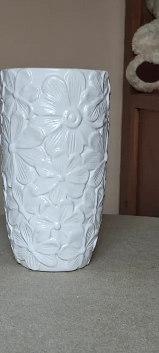 Jarrón blanco floral de cerámica