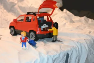 Coche familiar rojo Playmobil con figuras