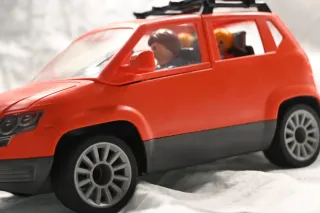 Coche familiar rojo Playmobil con figuras